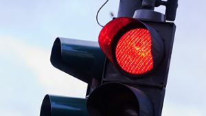 Bayreuth: Mann steigt an roter Ampel aus Auto und schlägt zu