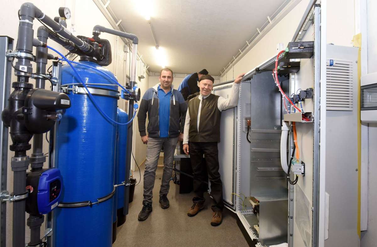 PPU-Chef Wolfgang Pöhnl (rechts) und Prokurist Markus Döring in einem Container, in den gerade Klärwerkstechnik eingebaut wird.