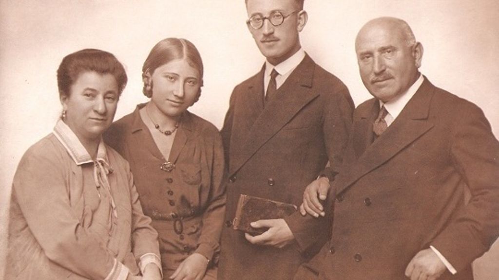 Hanna Dallos (2. von links) im Kreise ihrer Familie. Foto: Daimon-Verlag