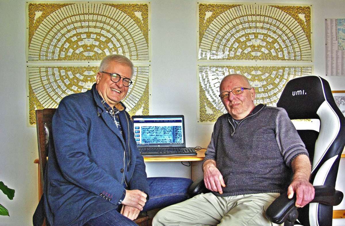 Uwe Döbereiner und Volkmar Mayer (rechts) hoffen, dass bald alle Kirchengemeinden ihre historischen Aufzeichnungen zum Digitalisieren geben. Das erleichtert die Arbeit der Ahnenforscher.