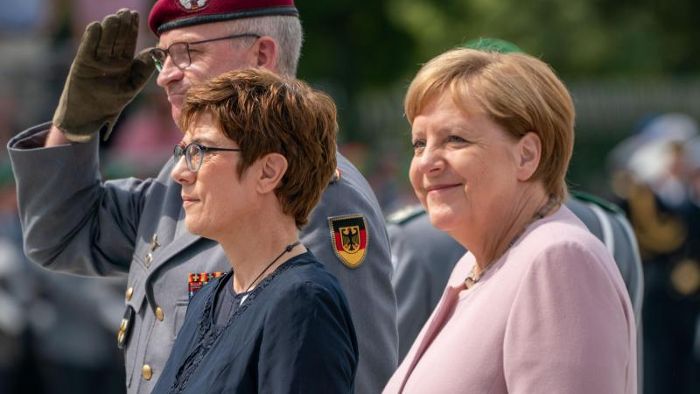 Regierung und Bundeswehr gedenken Hitler-Attentätern
