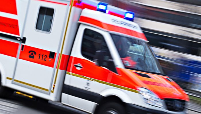 Unfall: Mann bei Sturz von Balkon schwer verletzt