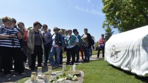 Fans trauern am Grab von Udo Jürgens auf dem Zentralfriedhof