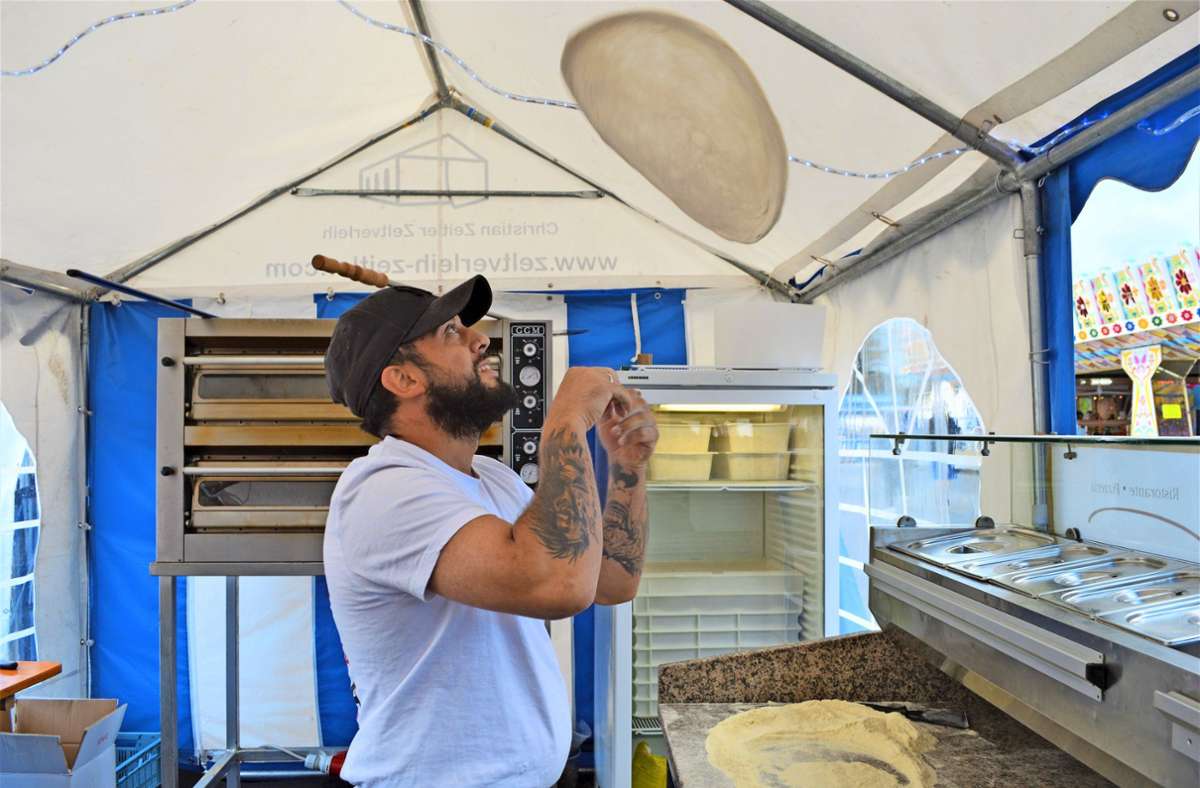 Wie in Italien: Janni Gervasio macht seine Pizza frisch an seinem Stand.