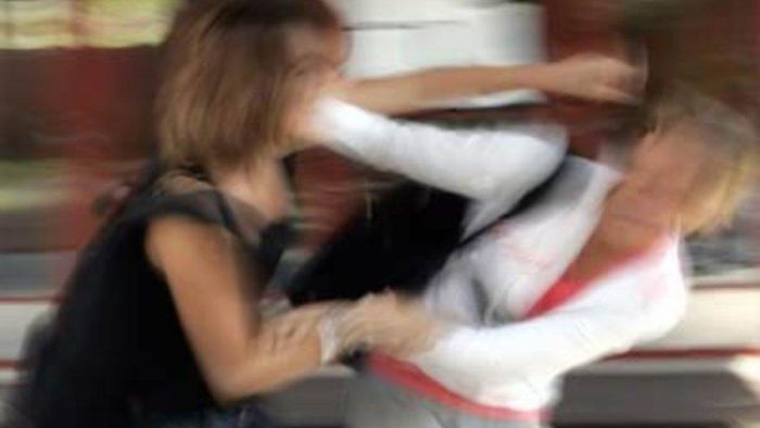Frau schlägt Party-Gäste, beißt Polizist und randaliert in Notaufnahme