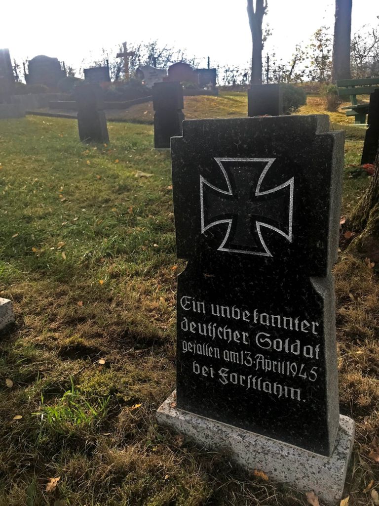 Bei dem Grab des „Unbekannten deutschen Soldaten“ im Mangersreuther Friedhof könnte es sich um Siegfried Wölfel aus der Blaich handeln. Foto: Wolfgang Schoberth