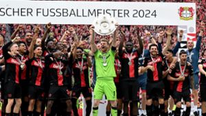 Bundesliga: Bayer feiert historischen Titel: Meisterschale bei den Fans