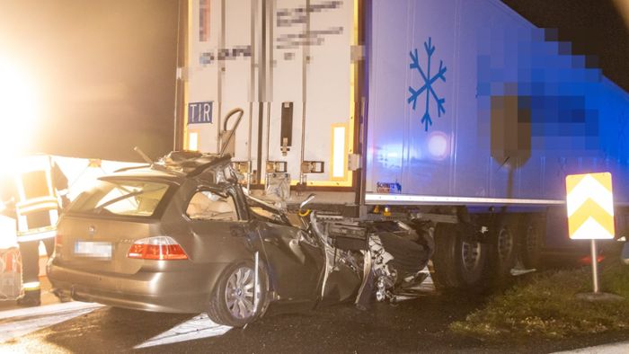 Tödlicher Unfall: Autofahrer stirbt auf A9: In Lastwagen gefahren