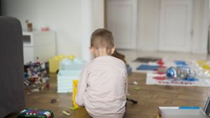Wie Kinder ständig die Wohnung verändern: Müllen Kinder alles zu – oder schaffen sie kleine Kunstwerke?
