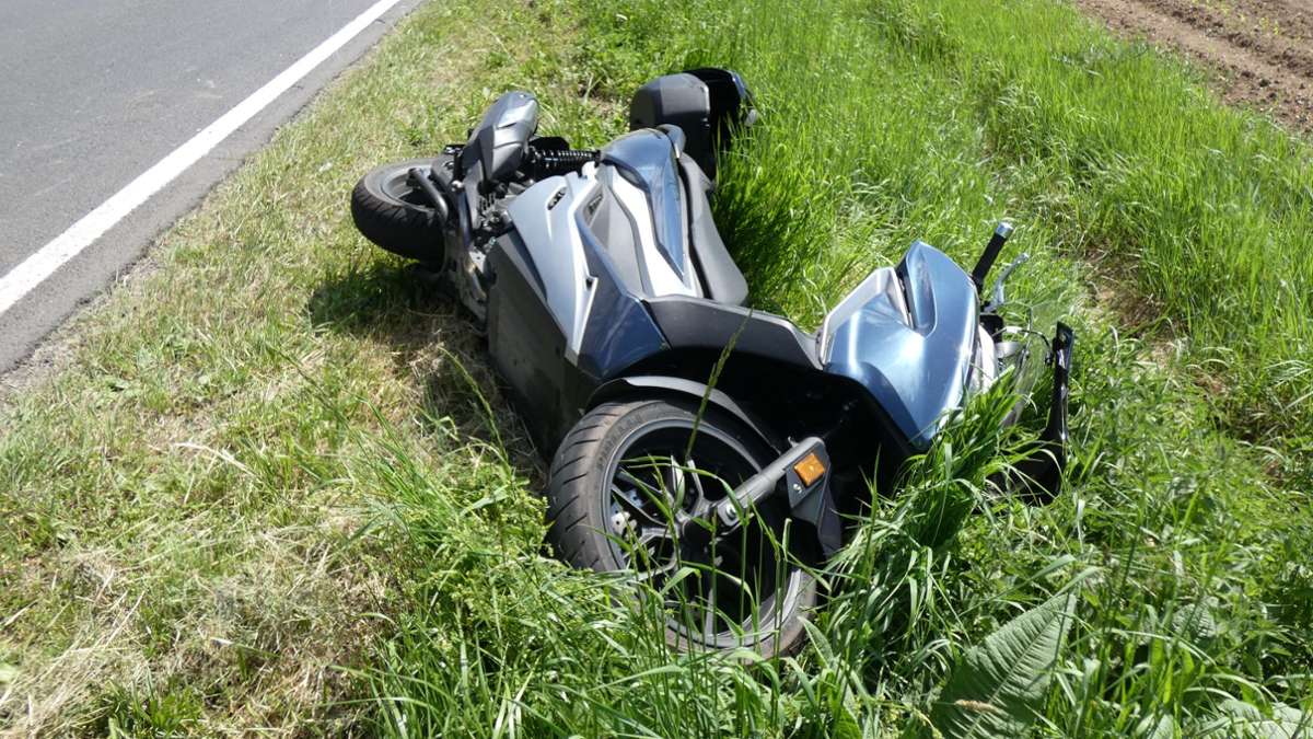 Die Honda des 68-jährigen Motorradfahrers aus Schweinfurt wurde in den Grünstreifen neben der Fahrbahn geschleudert.