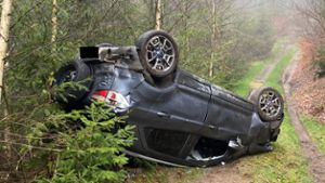 Abhang übersehen : Auto stürzt 100 Meter in die Tiefe - Fahrer schwer verletzt