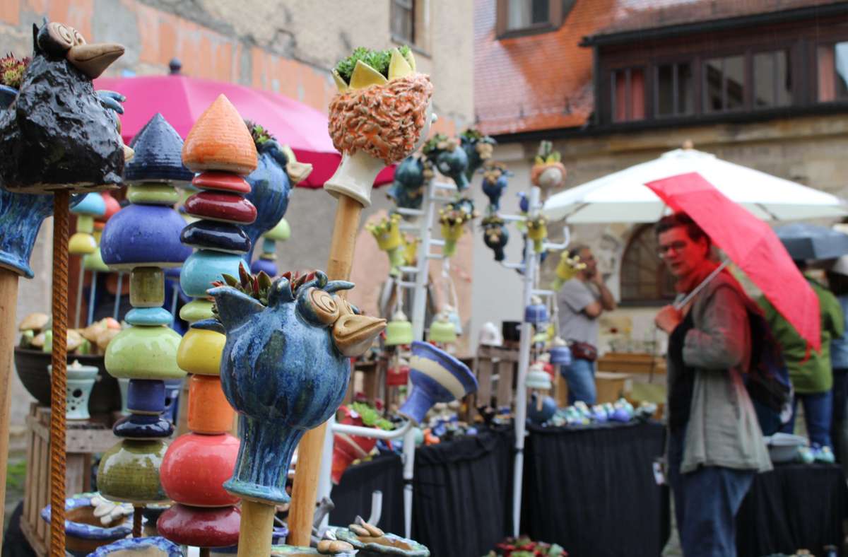 Die Töpferwaren auf dem Markt in Creußen haben ihre Wetterfestigkeit unter Beweis gestellt.