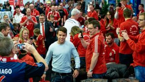 Bindlach: Über 250 Fans beim Besuch von Bayernspieler Juan Bernat