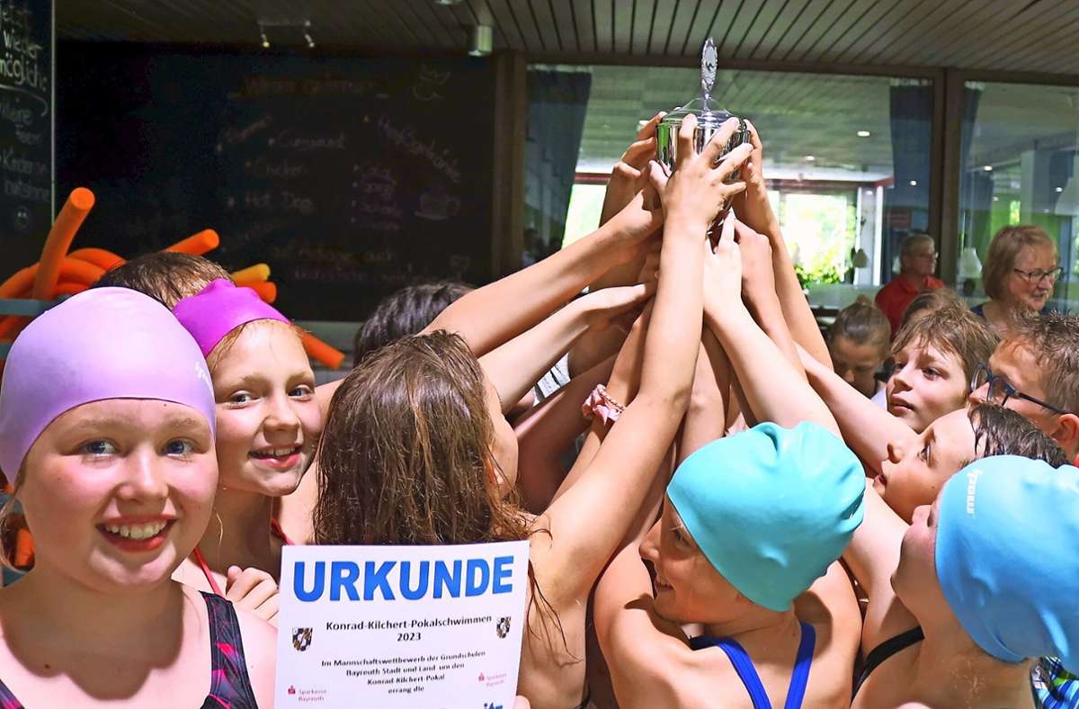 Lohn für die Mühen: Urkunde und Pokal für die beste Schule beim Konrad-Kilchert-Wettkampf  holte  die Grundschule Pegnitz.