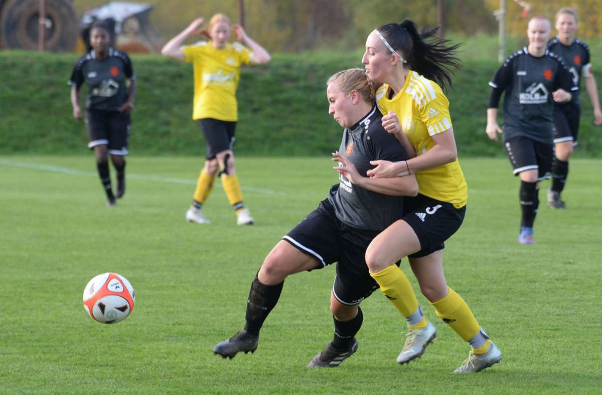 Hart umkämpft: Eintracht-Spielerin Antonia Hübner (schwarzes Trikot) behauptet den Ball gegen die Altstädterin Fiona Nachtmann.