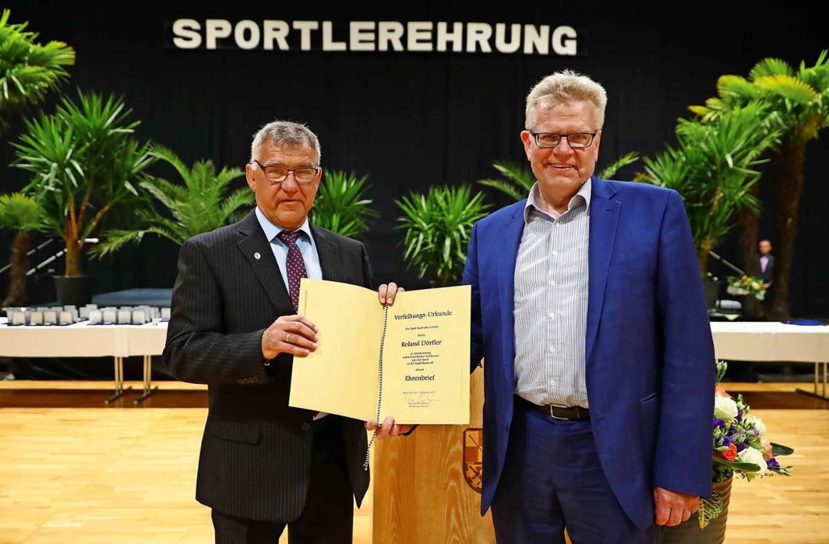 Höchste Auszeichnung der Stadt: Den Ehrenbrief für „außerordentliche Verdienste um den Sport in Bayreuth“ überreichte Oberbürgermeister Thomas Ebersberger (rechts) an Roland Dörfler (links).