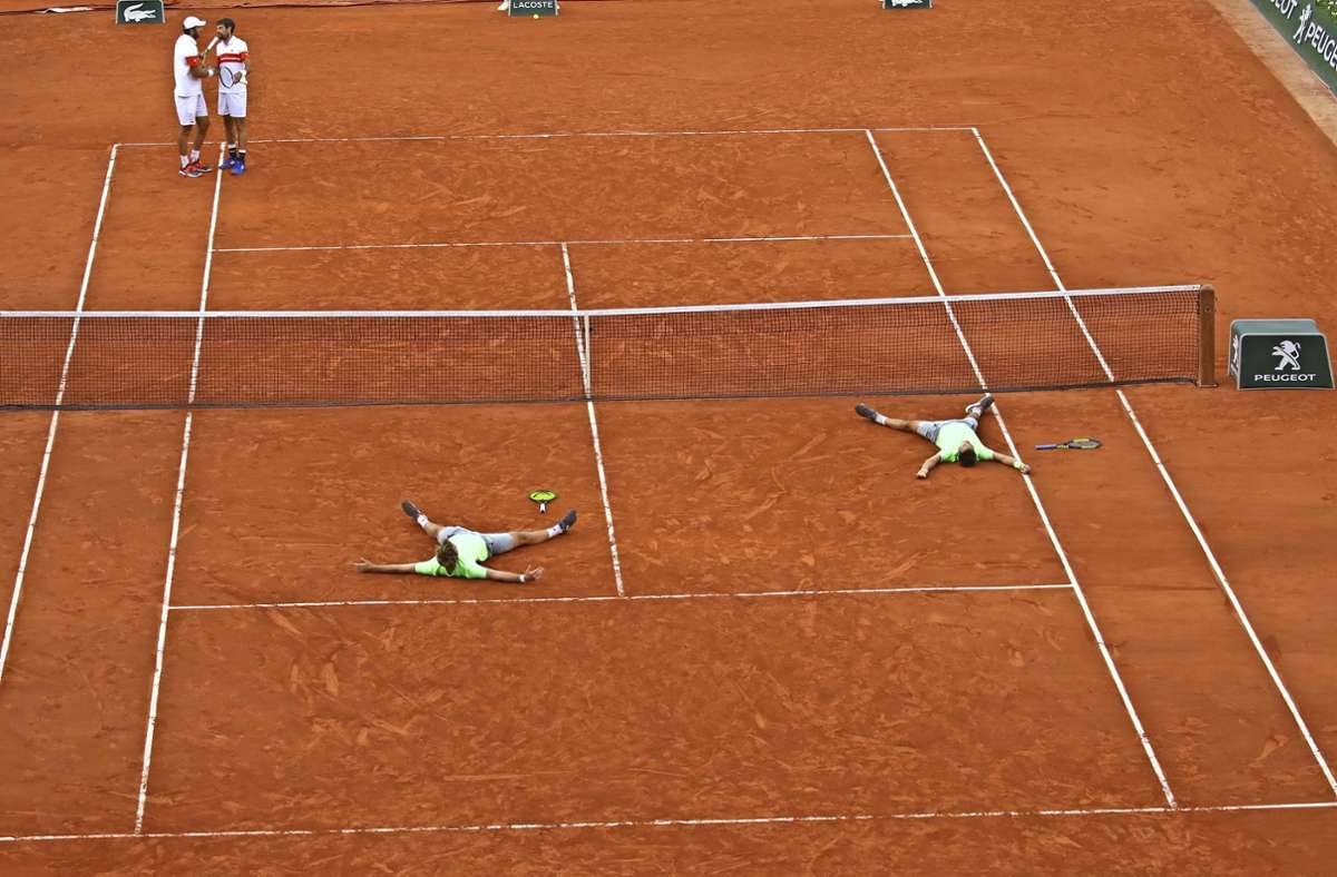 Ein absoluter Glücksmoment: Nach ihrem ersten Sieg bei den French Open ließen sich Kevin Krawietz (links) und Andreas Mies gleichzeitig rücklings in den Sand des Center Courts im Stade Roland Garros fallen.