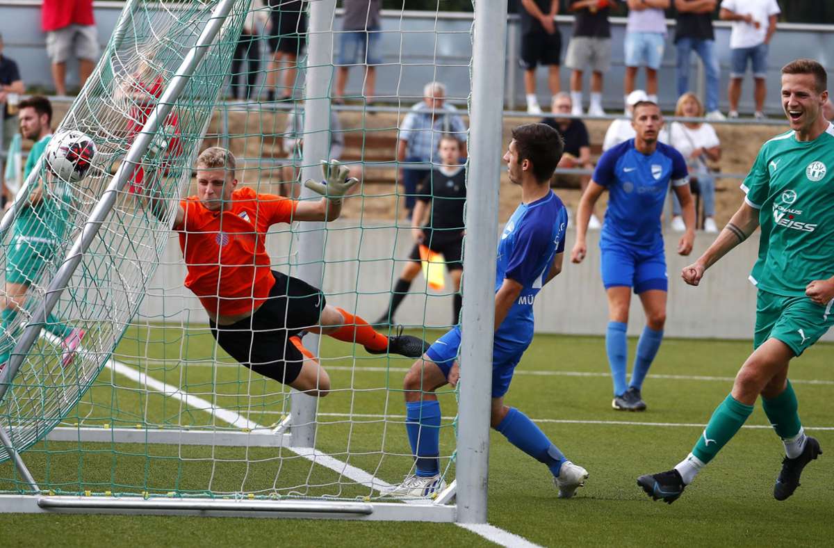Als Matchwinner des TSV Neudrossenfeld zeichnete sich Bas Peeters (rechts) aus, der beide Tore zum 2:0 gegen den FC Eintracht Münchberg erzielte. Hier freute er sich über seinen frühen Treffer zum 1:0.