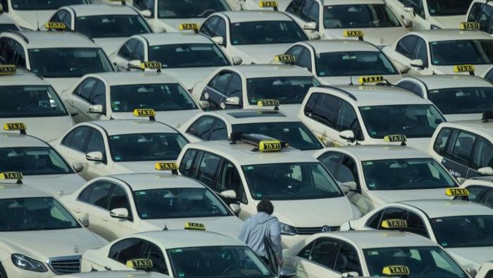 Scheuer will 2020 liberalisierten Taxi- und Fahrdienstmarkt