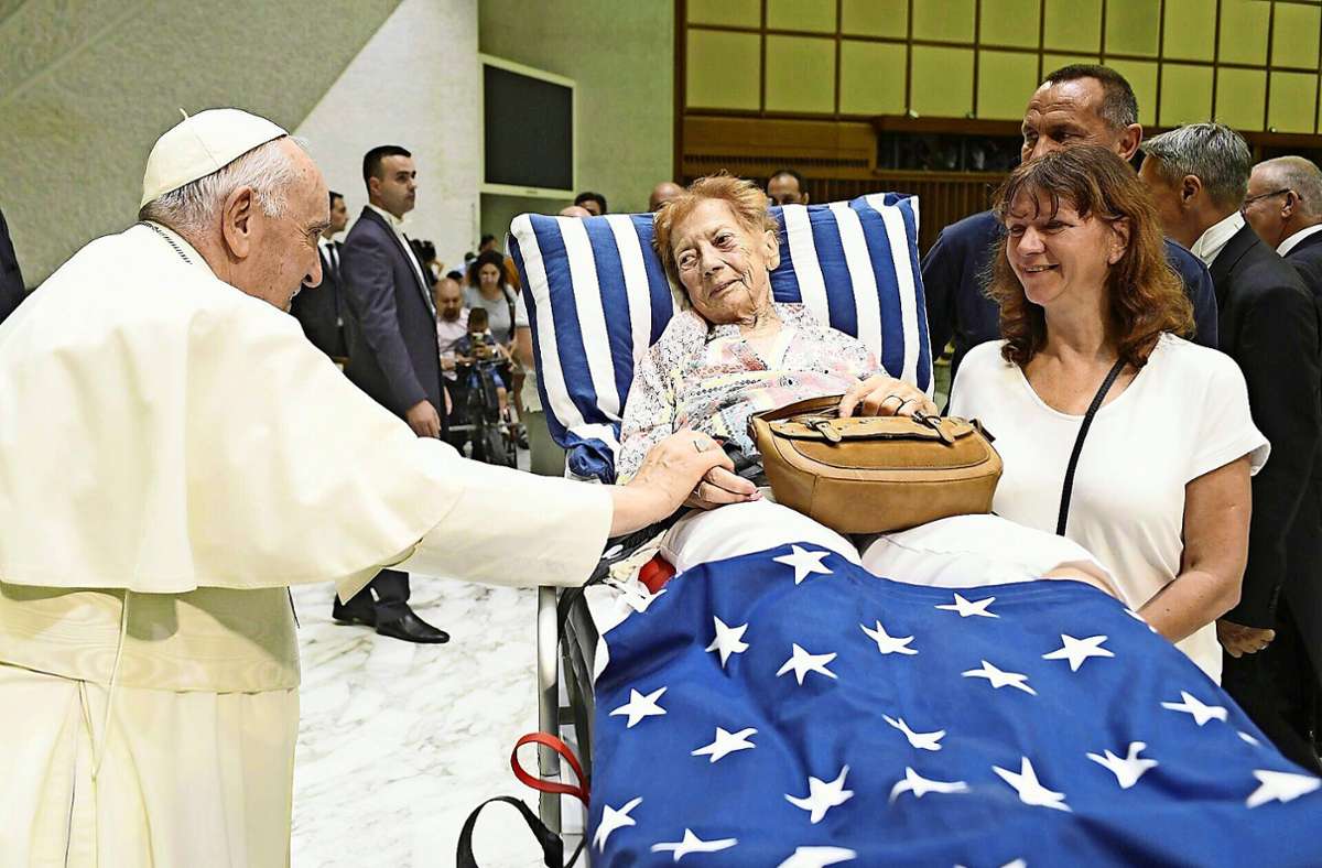 Ein bewegender Moment für Barbara (Mitte): Papst Franziskus spendet ihr Trost.