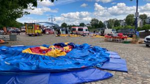 Unfall: Hüpfburg mit Kindern in die Elbe geweht