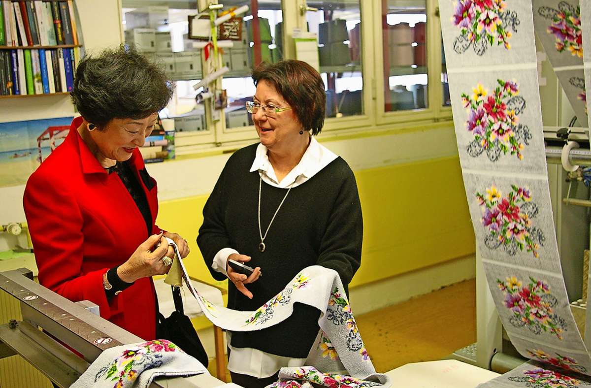 Erfolgreich mit Chenille: Kazuko Yamakawa und Dagmar Schwedt, frühere Feiler-Geschäftsführerin in der Produktion des Hohenberger Textil-Unternehmens.