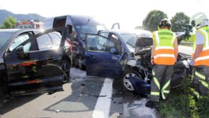 Unfall mit drei Fahrzeugen fordert zwölf Verletzte