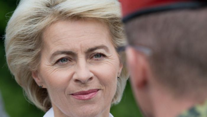 Verteidigungsministerin besucht Flüchtlinge in Allgäuer Kaserne