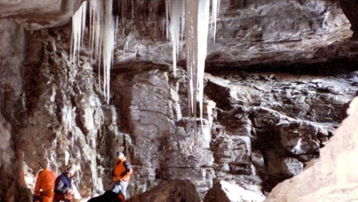 Touristen sitzen in Schweizer Höhle fest