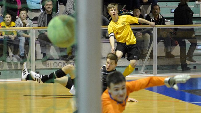 Hallenfußball: Gnadenfrist für Kurier-Jugendpokal