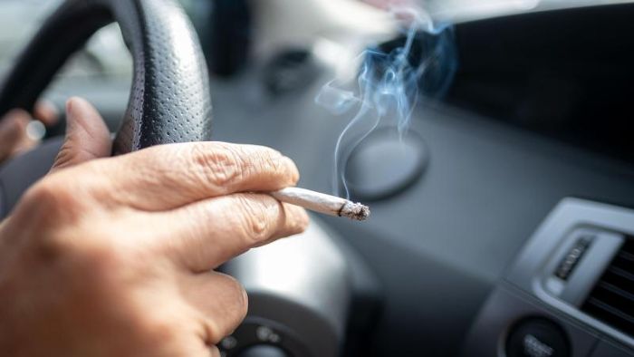 Länder fordern Rauchverbot beim Fahren mit Kindern