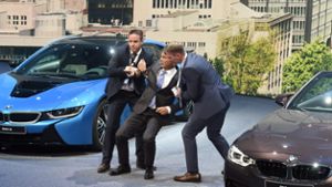 BMW-Chef Krüger kippt bei IAA auf Bühne um - Kreislaufschwäche