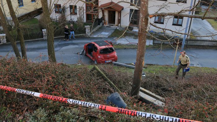 Hollfeld: Auto stürzt zehn Meter in die Böschung